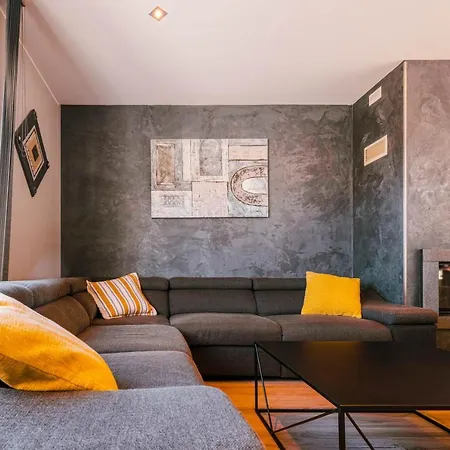 Holiday home Grande Maison Avec Piscine Et Jacuzzi A La Campagne Desvres