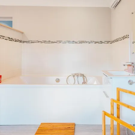 Holiday home Grande Maison Avec Piscine Et Jacuzzi A La Campagne *